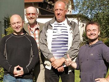 Das Spitzentrio des Wildfleckener Blitzschachturniers freut sich zusammen mit dem Vorsitzenden Volker Zinn (hinten) über ihren Erfolg. Von links: Paul Asselborn (2.), Stefan Thede (1.) und Marek Jagos (3.).  Foto: Maria Gall