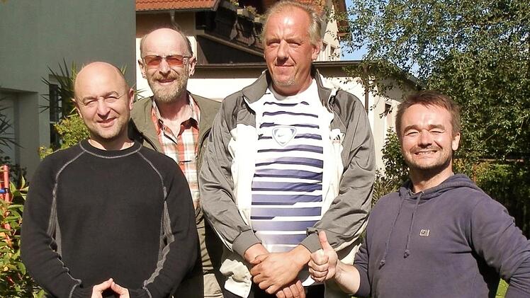 Das Spitzentrio des Wildfleckener Blitzschachturniers freut sich zusammen mit dem Vorsitzenden Volker Zinn (hinten) über ihren Erfolg. Von links: Paul Asselborn (2.), Stefan Thede (1.) und Marek Jagos (3.).  Foto: Maria Gall