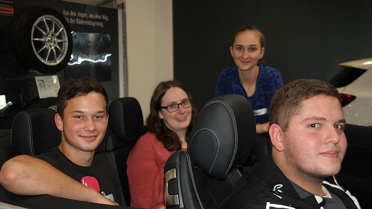 Maria Schulz und Johann Fahnert (3. und 4. Von links) sind von der Azubi-Akademie überzeugt. Veronika Schadeck