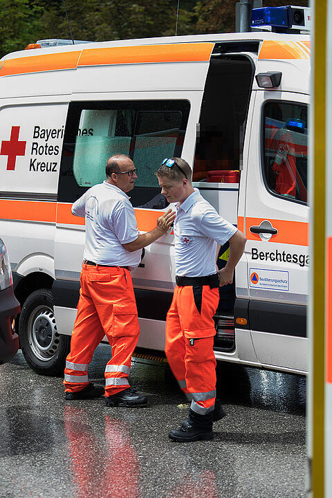 Rennwagen verliert Kontrolle und rast in Zuschauer – mindestens sieben Verletzte in Oberbayern