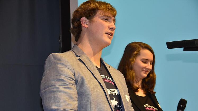 Maximilian Berger und Katharina Schmidt  bei der Präsentation  der  "smart mobility". Foto: Uschi Prawitz