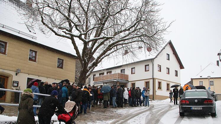 Der Ortstermin zur Umgehung stößt auf großes Interesse. Foto: Jürgen Gärtner