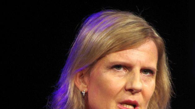 Den Schlusspunkt setzte die Kölnerin Vera Deckers, die wie das bekannte "HB-Männchen" über die Bühne wieselte und sich wunderbar wortreich über alles aufregen konnte, was sich in ihrem Dunstkreis bewegt.  Klaus Werner