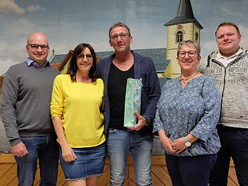 Vorsitzender Michael Kastl ), Edith Appel (Ehefrau von Andreas und langj&auml;hrige Vorsitzende, Andreas Appel, Manuela Gehring, die die Laudatio hielt und Manuel Schneider, Vize-Vorsitzender. Foto: Philipp Bauernschubert.