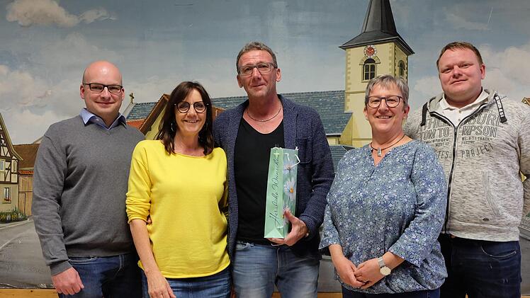Vorsitzender Michael Kastl ), Edith Appel (Ehefrau von Andreas und langj&auml;hrige Vorsitzende, Andreas Appel, Manuela Gehring, die die Laudatio hielt und Manuel Schneider, Vize-Vorsitzender. Foto: Philipp Bauernschubert.