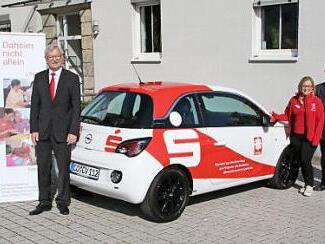 Die Sparkasse Coburg-Lichtenfels unterstützt mit einem neuen Fahrzeug die Arbeit der Caritas-Sozialstation (von links): Norbert Hartz, Walter Partheymüller, Carolin Becker, Caritas-Vorsitzender Hermann Beckering und Stefan Schneyer.  Foto: Desombre
