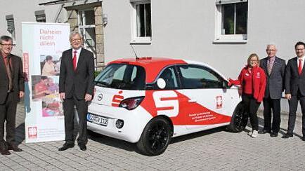 Die Sparkasse Coburg-Lichtenfels unterstützt mit einem neuen Fahrzeug die Arbeit der Caritas-Sozialstation (von links): Norbert Hartz, Walter Partheymüller, Carolin Becker, Caritas-Vorsitzender Hermann Beckering und Stefan Schneyer.  Foto: Desombre