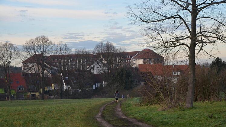 Rechts des Fußwegs in Richtung Rehaklinik wird ein kleiner Parkplatz gebaut. Die Linde (rechts) muss verpflanzt werden.  Fotos: Bernhard Panzer