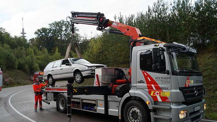 79-J&auml;hrige kommt von Fahrbahn ab und landet auf Dach