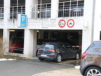 Jetzt wird auch das Parkhaus in der Basteigasse für Elektro- und Hybridautos gesperrt.