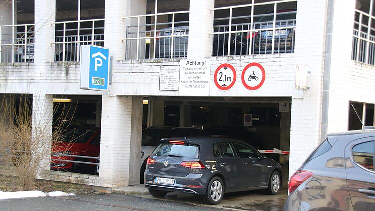 Jetzt wird auch das Parkhaus in der Basteigasse für Elektro- und Hybridautos gesperrt.