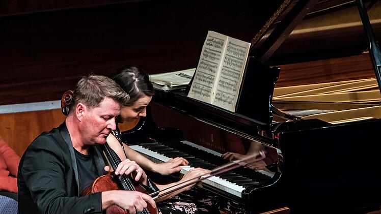 Lázló Fenyö und Julia Okruashvili bei ihrem Auftritt im Kongresshaus Rosengarten in Coburg.Foto: Jochen Berger