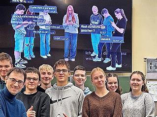 Das Team &bdquo;Minzfilm&ldquo; (von links): Tizian Beck, Filmlehrer Heiko Berner, Elias Weber, Johannes Markart, Valentin Hohmann, Ferdinand Diegelmann, Pauline Slowik, Charlotte Reith, Rafaela Rajic und Ida Queck.