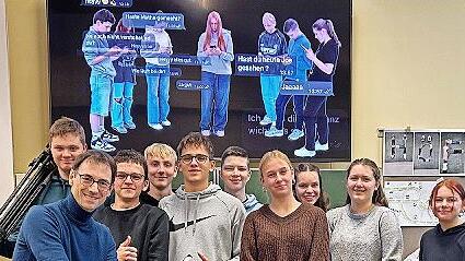 Das Team &bdquo;Minzfilm&ldquo; (von links): Tizian Beck, Filmlehrer Heiko Berner, Elias Weber, Johannes Markart, Valentin Hohmann, Ferdinand Diegelmann, Pauline Slowik, Charlotte Reith, Rafaela Rajic und Ida Queck.