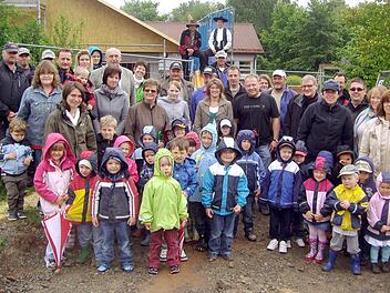 Nicht nur die Kinder, auch die Erzieherinnen und Gäste freuen sich auf die neue Kinderkrippe.  Fotos: Helmut Raab