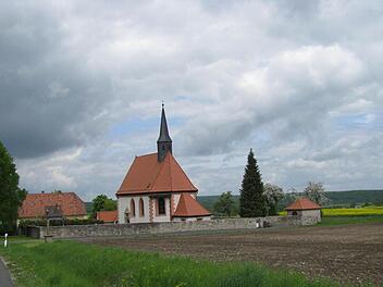 Blick auf St. Rochus und die alte Schule, das einstige Siechenhaus bei Großgressingen Fotos: Walter Hanslok