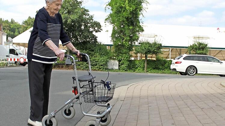 Herta Grete ist 94 Jahre alt und mit Hilfe ihres Rollators noch gut zu Fuß. Wo es abgesenkte Bordsteinkanten gibt und ein relativ ebenes Pflaster, wie hier vor der Stadthalle, kommt sie ohne Hilfe zurecht.