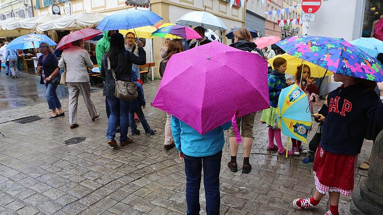 die Gäste der Sandkerwa hatten am Sonntag ihre Schirme nicht vergessen. Foto: Barbara Herbst