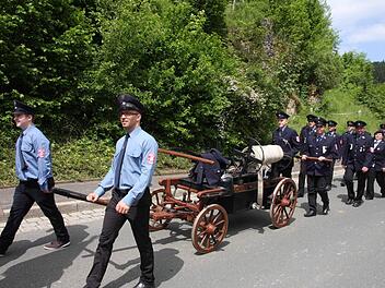 Die Bärnfelser Feuerwehr hat erst vor wenigen Wochen den Kollegen aus Obertrubach bei einem Festumzug die Reverenz erwiesen.  Foto: Galster
