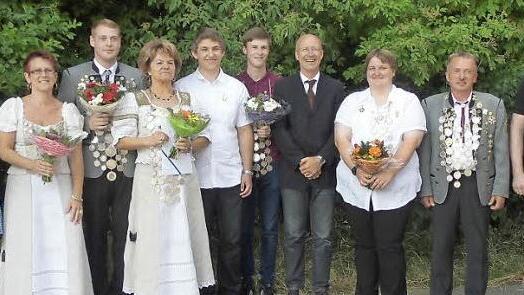 Von links nach rechts: Angela Ullrich, Roswitha Behr, Tobias Link, Doris Wachter, Dominik Högler, Kilian Huber, Erster Bürgermeister Gerd Schneider, Melanie Moroskow, Walter Behr, Reinhold Tischler Foto: privat