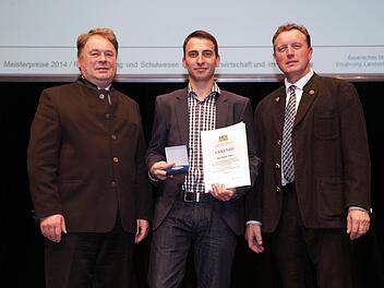 Staatsminister Helmut Brunner (v.l.), Frank Vogler (Neuwirtshaus), Tierwirtschaftsmeister Fachrichtung Geflügelhaltung, Harald Schäfer, 1. Vorsitzender des VLM Bayern. Foto: Mike Schmalz