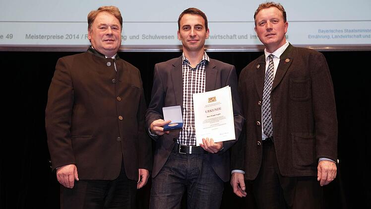 Staatsminister Helmut Brunner (v.l.), Frank Vogler (Neuwirtshaus), Tierwirtschaftsmeister Fachrichtung Geflügelhaltung, Harald Schäfer, 1. Vorsitzender des VLM Bayern. Foto: Mike Schmalz