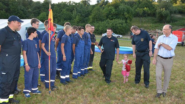 KBR Ralf Dressel, Landrat Wilhelm Schneider und Kreisjugendwart Johannes Krines (von rechts) ließen es sich nicht nehmen, jede einzelne Jugendfeuerwehr an den Zelten zu begrüßen. Hier die Jugendfeuerwehr Ermershausen.  Foto: Schmidt