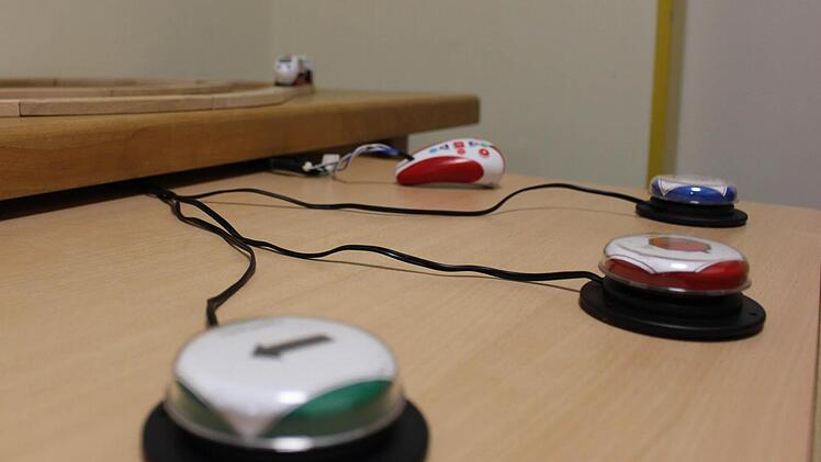 Ein etwas komplexerer Aufbau des Ursache-Wirkungs-Zusammenhangs. Mit den Tasten kann man den Zug vorw&auml;rts oder r&uuml;ckw&auml;rts fahren lassen beziehungsweise auch stoppen. Foto: Lisa Kieslinger