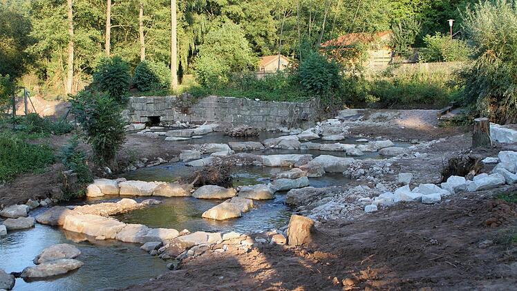 Hier ein Blick auf das abgenommene Wehr (rechts), die alte Mauer und den gestalteten Bach. Fotos: Günther Geiling