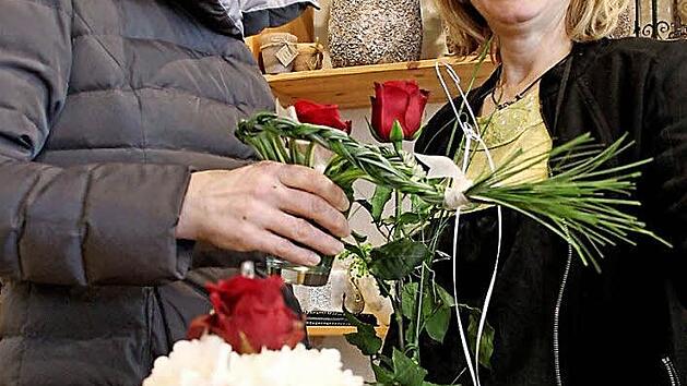 Monika Schraut (links) und Roswitha Hoffmann wissen: Auch M&auml;nner freuen sich &uuml;ber Blumen.  Foto: Andreas L&ouml;sch