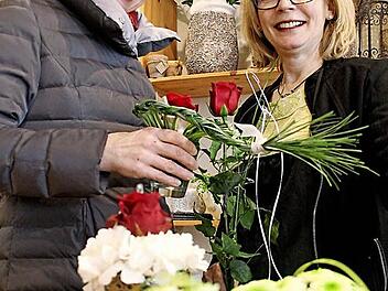 Monika Schraut (links) und Roswitha Hoffmann wissen: Auch Männer freuen sich über Blumen.  Foto: Andreas Lösch