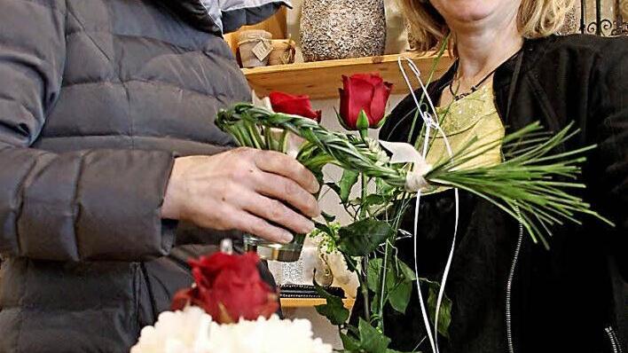 Monika Schraut (links) und Roswitha Hoffmann wissen: Auch Männer freuen sich über Blumen.  Foto: Andreas Lösch