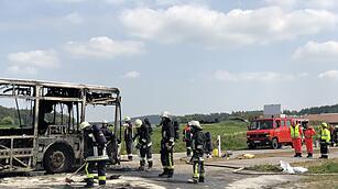 Mittelfranken: Vollbesetzter Schulbus fängt Feuer und brennt komplett aus