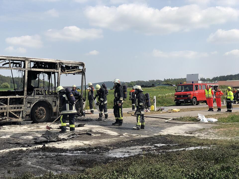 Mittelfranken: Vollbesetzter Schulbus fängt Feuer und brennt komplett aus
