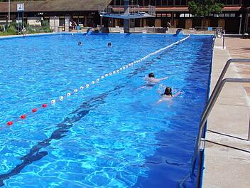 Neu im Eltmanner Freibad ist die abgetrennte Schwimmerbahn im 50-Meter-Becken (rechts im Bild).Sabine Weinbeer