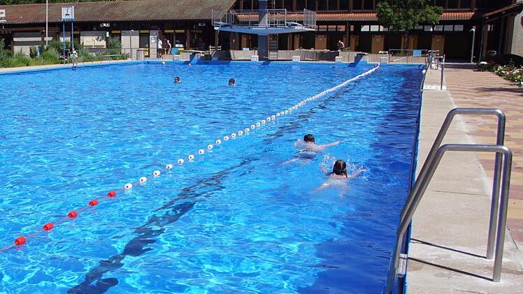 Neu im Eltmanner Freibad ist die abgetrennte Schwimmerbahn im 50-Meter-Becken (rechts im Bild).Sabine Weinbeer