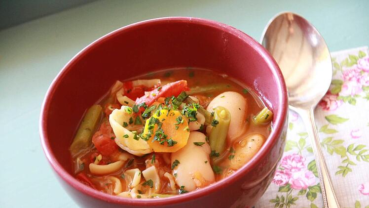Weiße Dicke Bohnen und Buschbohnen vereinigen sich in der "Italienischen Minestrone" - guten Appetit!