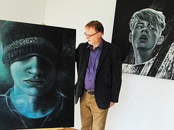 Reinhard Heinritz mit den aktuellen Bildern des Monats. In dem jetzt neu genutzten Rosengarten-Zimmer sind derzeit drei Porträts des Rödentaler Künstlers Mario Wolf hervorgehoben.Foto: Carolin Herrmann