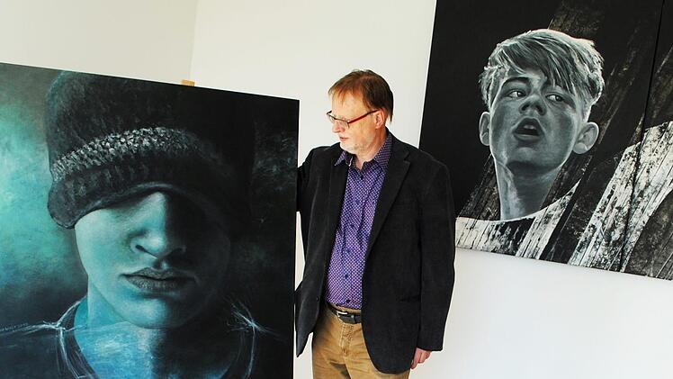 Reinhard Heinritz mit den aktuellen Bildern des Monats. In dem jetzt neu genutzten Rosengarten-Zimmer sind derzeit drei Porträts des Rödentaler Künstlers Mario Wolf hervorgehoben.Foto: Carolin Herrmann