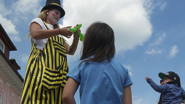 Mit Artisten, Musik und einem großen Kinderprogramm ist gestern das 28. internationale Puppenfestival Neustadt-Sonneberg auf dem  Marktplatz eröffnet worden. Bis zum kommenden Sonntag  gibt es jede Menge Veranstaltungen in den beiden Partnerstädten. - Foto: Berthold Köhler