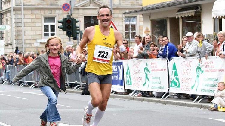 2007: Alfred Schmitt beim Zieleinlauf in Forchheim mit seiner Tochter nach 2:57 Stunden