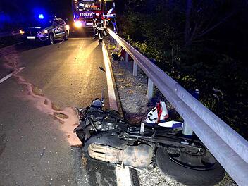 Bei Ebermannstadt kam es am Montag zu einem schweren Unfall: Ein 21-j&auml;hriger Motorradfahrer starb. Foto: NEWS5 / Merzbach
