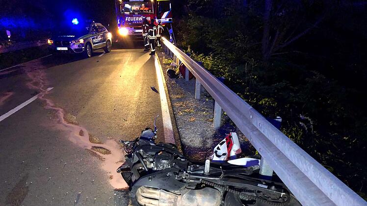 Bei Ebermannstadt kam es am Montag zu einem schweren Unfall: Ein 21-j&auml;hriger Motorradfahrer starb. Foto: NEWS5 / Merzbach