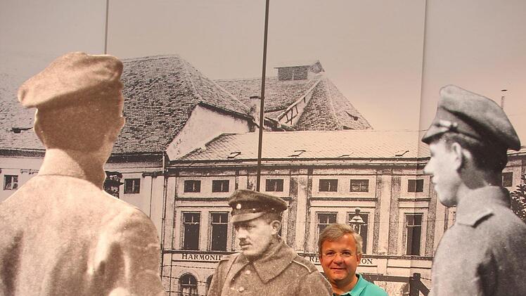 Zeitsprung: Archivleiter Horst Gehringer schmuggelt sich in eine Szene aus dem Jahr 1919, als Bamberg Bayerns Hauptstadt war. Diana Fuchs