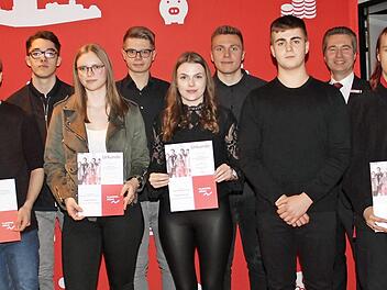 Beim Planspiel Börse waren vier Teams aus dem Landkreis Lichtenfels erfolgreich. Das Team "Full House" der Privaten Wirtschaftsschule in Lichtenfels sicherte sich den ersten Platz. Foto: Gerda Völk