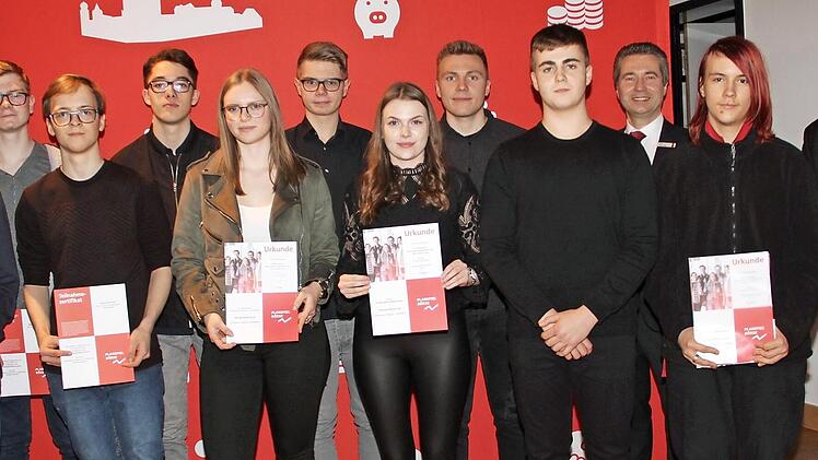 Beim Planspiel Börse waren vier Teams aus dem Landkreis Lichtenfels erfolgreich. Das Team "Full House" der Privaten Wirtschaftsschule in Lichtenfels sicherte sich den ersten Platz. Foto: Gerda Völk