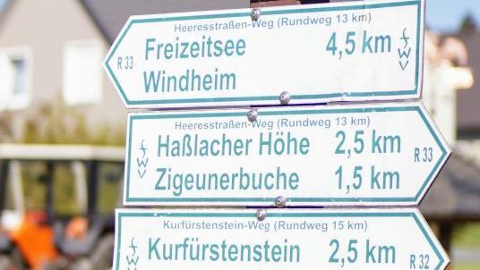 Für die Radfahrer sind die Schilder essenziell, um den Weg zu finden. Foto: Bastian Sünkel