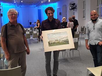 Karl-Heinz Neubauer (links) übergab ein Höcht-Gemälde an Münnerstadts Museumsleiter Nicolas Zensen (Mitte) und Bürgermeister Michael Kastl. Foto: Hartmut Hessel