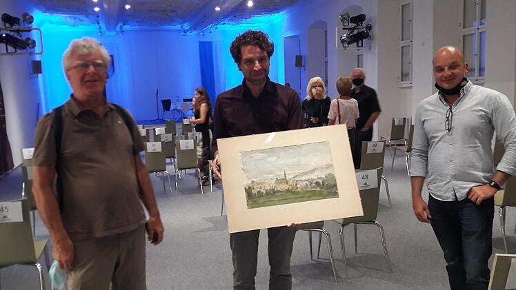 Karl-Heinz Neubauer (links) übergab ein Höcht-Gemälde an Münnerstadts Museumsleiter Nicolas Zensen (Mitte) und Bürgermeister Michael Kastl. Foto: Hartmut Hessel