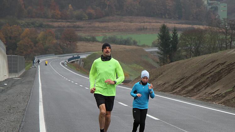 Markus Lagnier und Sohn Noah (10) halten sich mit einem Sieben-Kilometer-Lauf fit. Bloß nicht stehenbleiben, lautet ihre Devise.